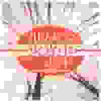 他从火光中走来